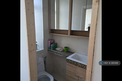 3 bedroom flat to rent, Grove House, London, N3