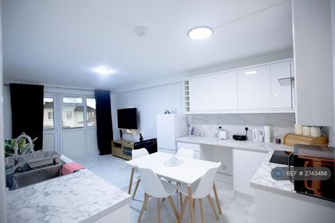 undefined, Dagenham Heathway, Dagenham, RM9