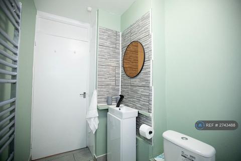 undefined, Dagenham Heathway, Dagenham, RM9