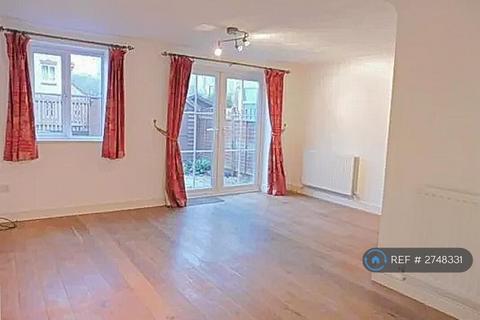 3 bedroom semi-detached house to rent, Pound Way, Southam, CV47