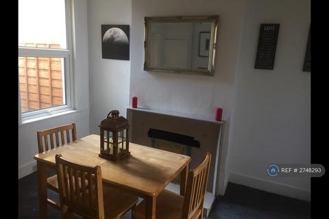 2 bedroom terraced house to rent, Lichfield Road, London, E6