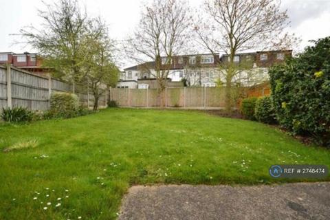 3 bedroom semi-detached house to rent, Peaketon Avenue, Ilford, IG4