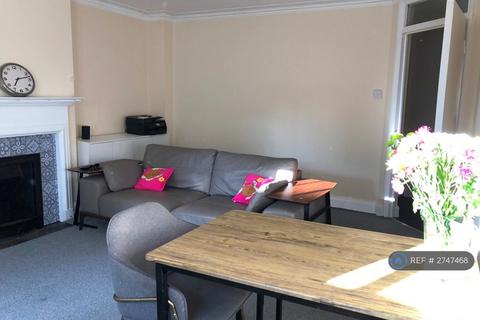3 bedroom flat to rent, High Street, Southgate, N14