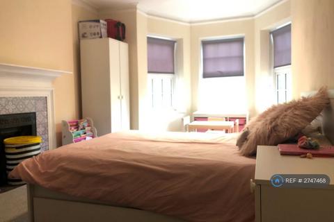 3 bedroom flat to rent, High Street, Southgate, N14