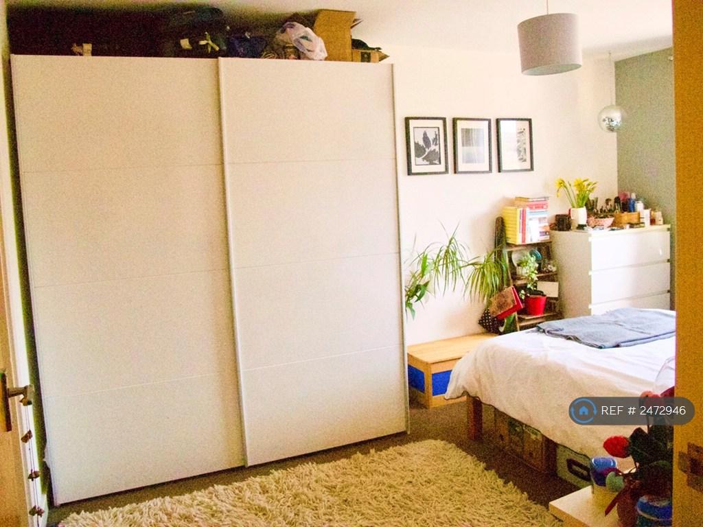 Bedroom With Built In Wardrobe