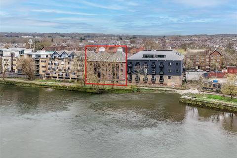 Boatrace Court, Mortlake High Street