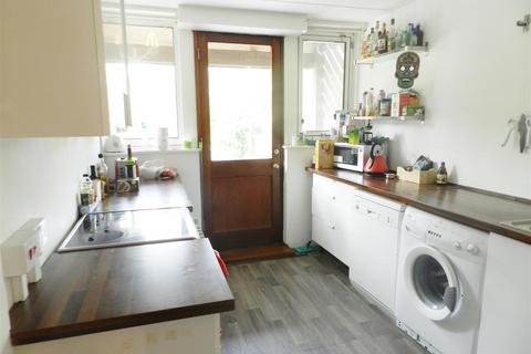 3 bedroom flat to rent, Charlotte Despard Avenue, London SW11