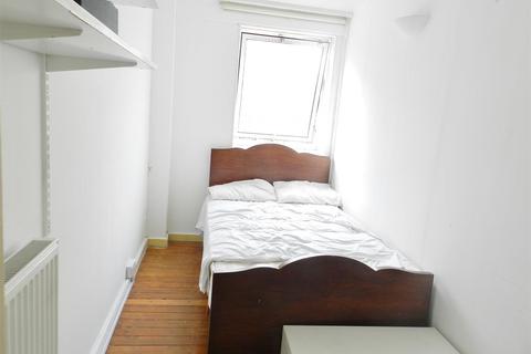 3 bedroom flat to rent, Charlotte Despard Avenue, London SW11