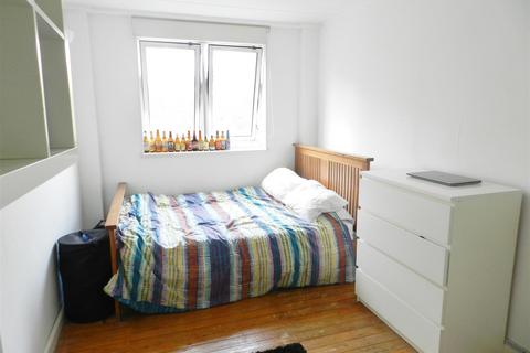 3 bedroom flat to rent, Charlotte Despard Avenue, London SW11
