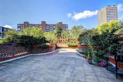 3 bedroom flat to rent, Charlotte Despard Avenue, London SW11