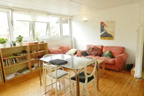 3 bedroom flat to rent, Charlotte Despard Avenue, London SW11