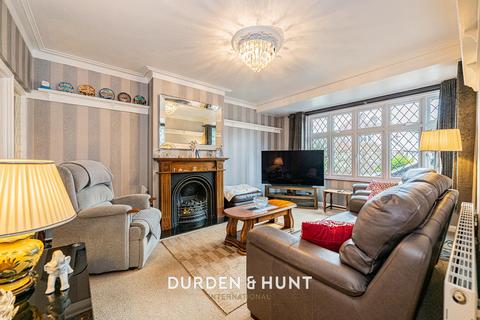 4 bedroom semi-detached house for sale, Kenilworth Gardens, Hornchurch, RM12