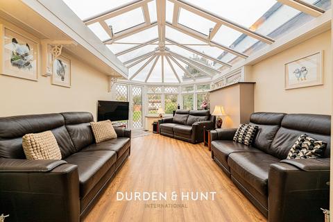 4 bedroom semi-detached house for sale, Kenilworth Gardens, Hornchurch, RM12