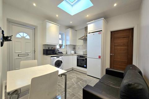 2 bedroom apartment to rent, Kingston Road, London SW19