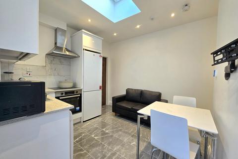 2 bedroom apartment to rent, Kingston Road, London SW19