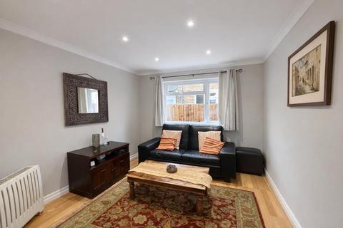 4 bedroom detached house to rent, Cleveland Gardens, Worcester Park