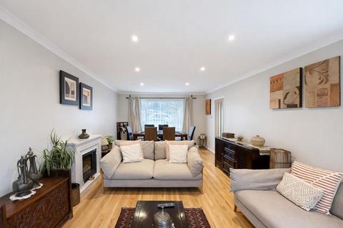 4 bedroom detached house to rent, Cleveland Gardens, Worcester Park