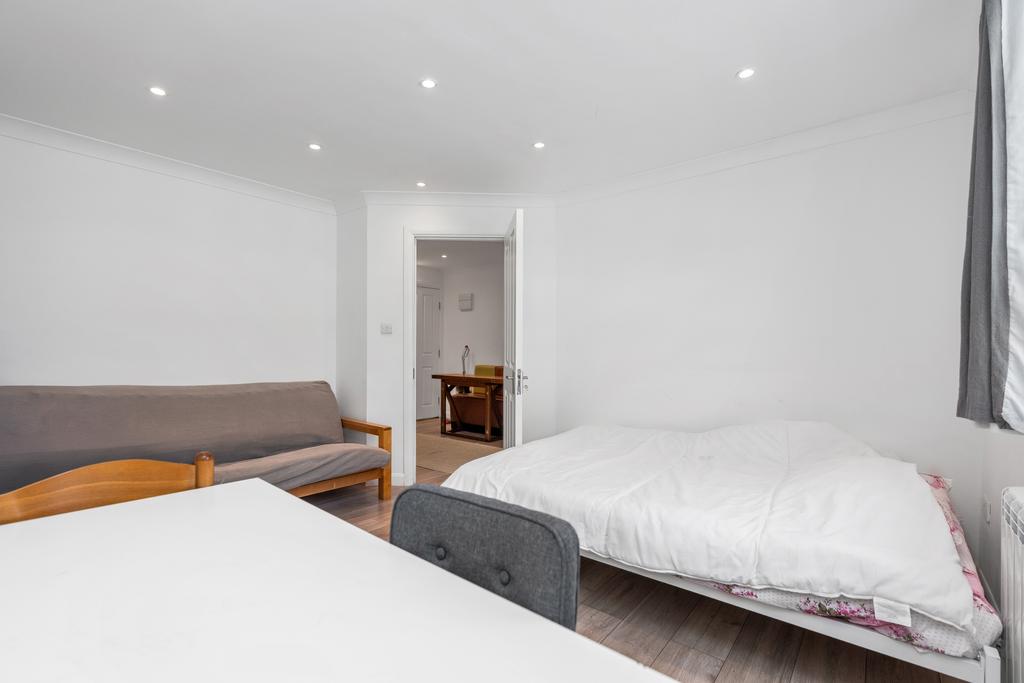 Master bedroom 4