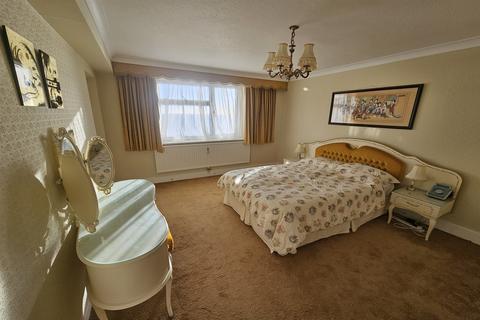 2 bedroom flat for sale, East Cliff