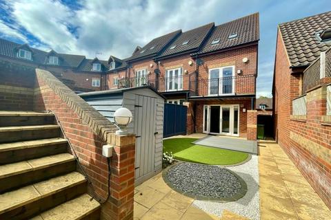 3 bedroom end of terrace house to rent, Kirkwood Grove, Medbourne