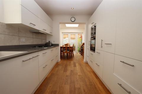 3 bedroom terraced house to rent, Glenhaven Avenue, Borehamwood