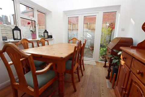 3 bedroom terraced house to rent, Glenhaven Avenue, Borehamwood