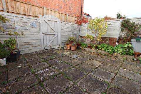 3 bedroom terraced house to rent, Glenhaven Avenue, Borehamwood