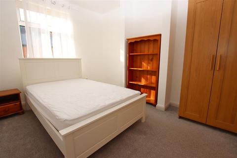 3 bedroom terraced house to rent, Glenhaven Avenue, Borehamwood