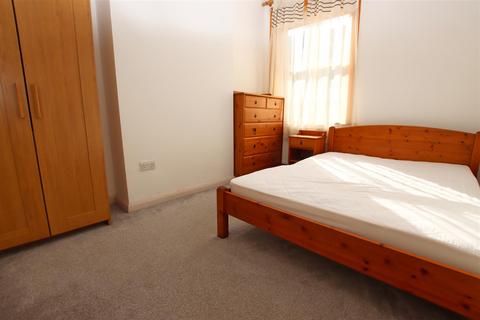 3 bedroom terraced house to rent, Glenhaven Avenue, Borehamwood