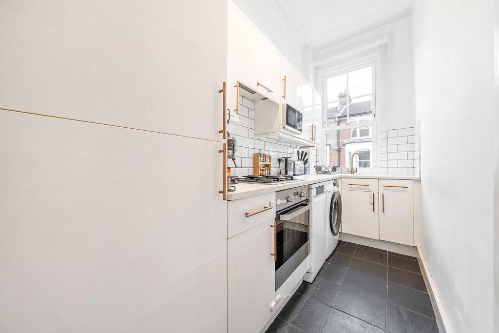 Kitchen (1).JPG