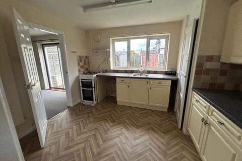 3 bedroom semi-detached house to rent, Elizabeth Avenue, Bilston WV14