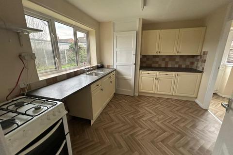 3 bedroom semi-detached house to rent, Elizabeth Avenue, Bilston WV14
