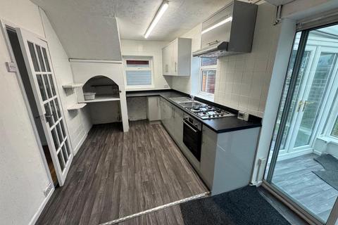 3 bedroom semi-detached house to rent, Sandfield Road, West Bromwich