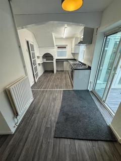 3 bedroom semi-detached house to rent, Sandfield Road, West Bromwich