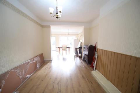4 bedroom semi-detached house to rent, Putney Road, Enfield
