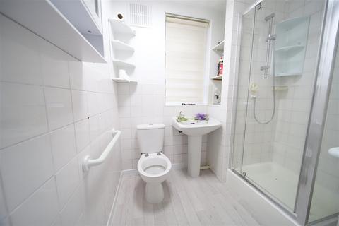 4 bedroom semi-detached house to rent, Putney Road, Enfield