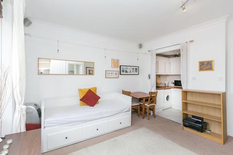 Studio to rent, Arundel Gardens, London, W11