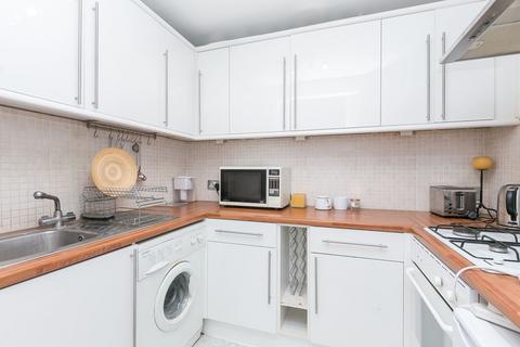 Studio to rent, Arundel Gardens, London, W11
