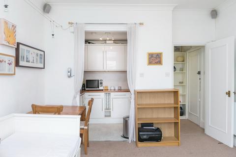 Studio to rent, Arundel Gardens, London, W11