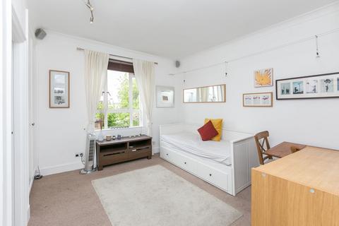 Studio to rent, Arundel Gardens, London, W11