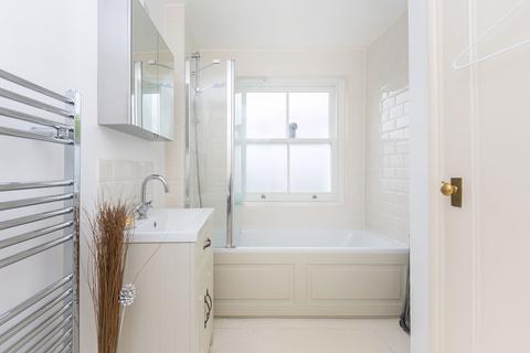Studio to rent, Arundel Gardens, London, W11