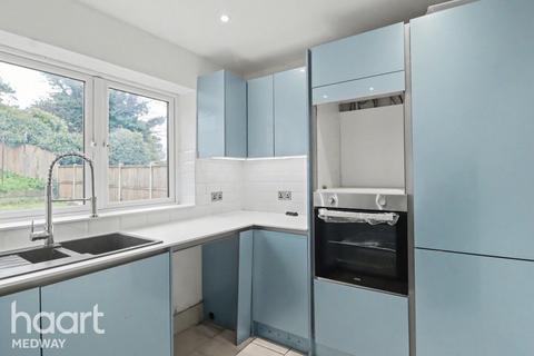 3 bedroom terraced house to rent, Pickwick Crescent, ROCHESTER