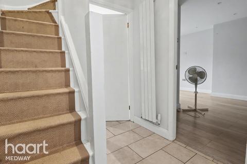 3 bedroom terraced house to rent, Pickwick Crescent, ROCHESTER