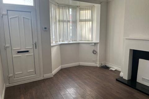 2 bedroom terraced house to rent, Chestnut Avenue, Montrose Street, Hull HU8