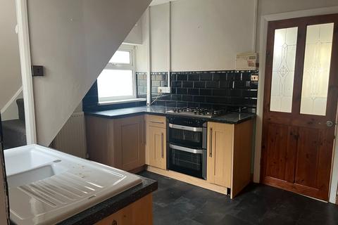 2 bedroom terraced house to rent, Chestnut Avenue, Montrose Street, Hull HU8