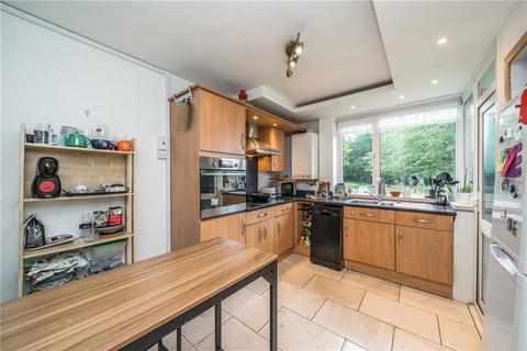 2 bedroom flat to rent, Scrutton Close, London SW12