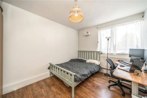 2 bedroom flat to rent, Scrutton Close, London SW12