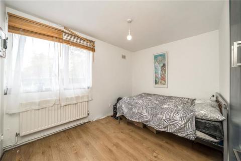 2 bedroom flat to rent, Scrutton Close, London SW12