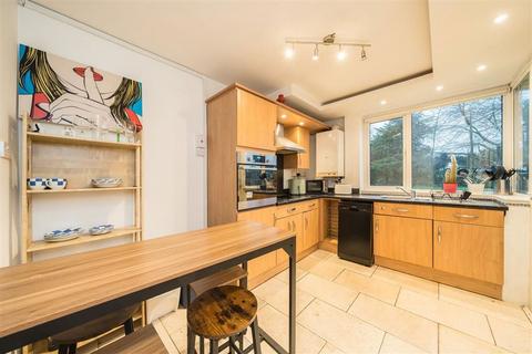 2 bedroom flat to rent, Scrutton Close, London SW12