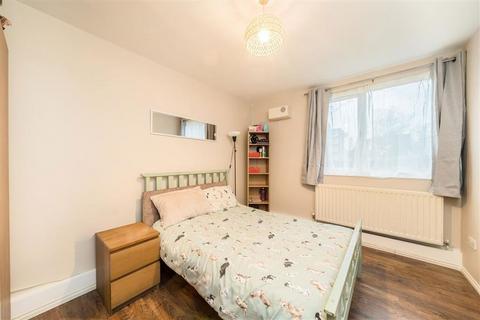 2 bedroom flat to rent, Scrutton Close, London SW12